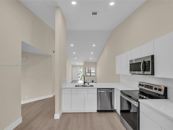 7940 NW 10th St, Plantation FL 33322