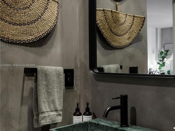 3250 Grand Ave 306, Miami FL 33133