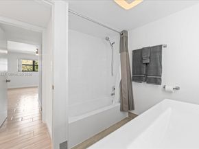 8851 N New River Canal Rd 16E, Plantation FL 33324