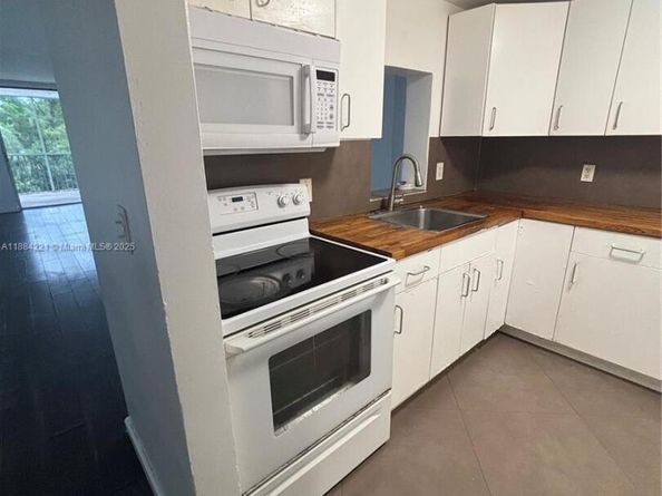 3660 NE 166th St 215, North Miami Beach FL 33160