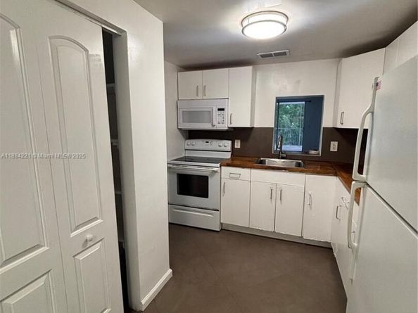 3660 NE 166th St 215, North Miami Beach FL 33160