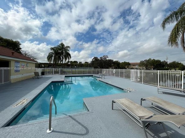 643 Vista Isles Dr 1825, Sunrise FL 33325