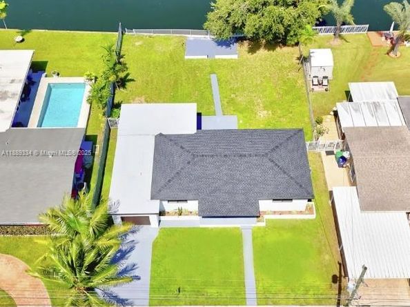 1061 NW 87th St, Miami FL 33150