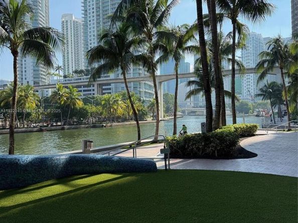 185 SW 7th St 2204, Miami FL 33130