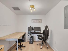 185 SW 7th St 2204, Miami FL 33130