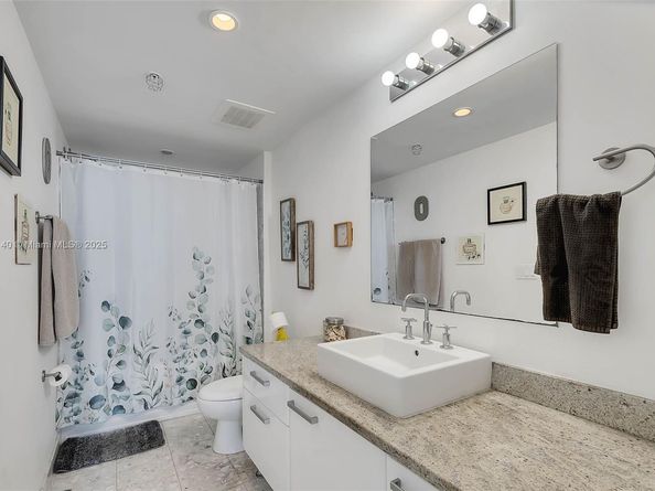 185 SW 7th St 2204, Miami FL 33130