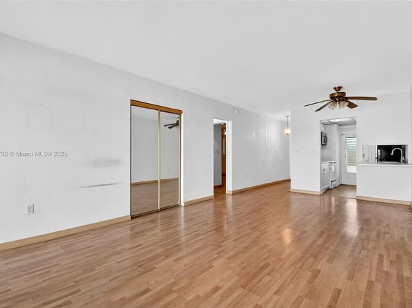 245 NE 191st St 3022, Miami FL 33179