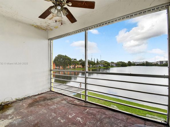 245 NE 191st St 3022, Miami FL 33179