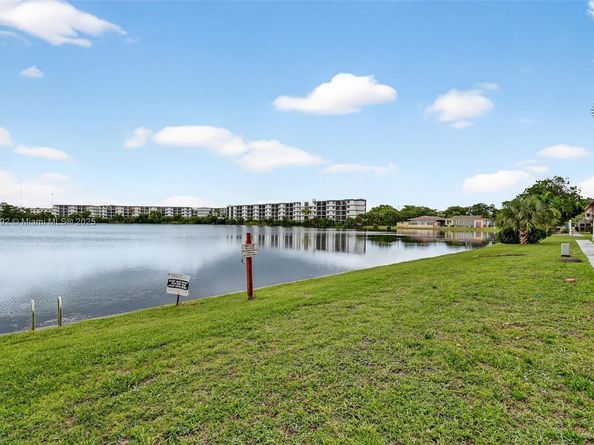 245 NE 191st St 3022, Miami FL 33179