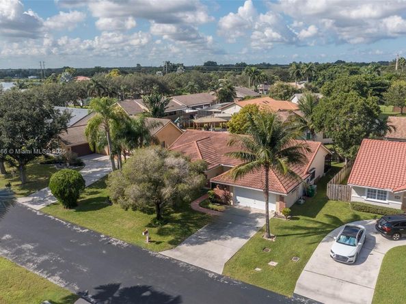 5641 Thistledown Ter, Davie FL 33331