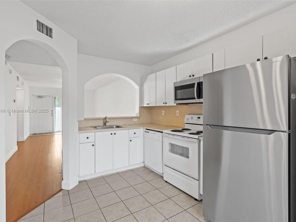 945 NE 34th Ave 103, Homestead FL 33033