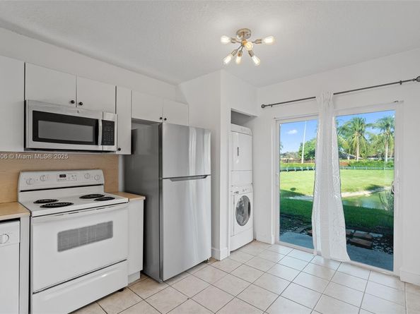 945 NE 34th Ave 103, Homestead FL 33033