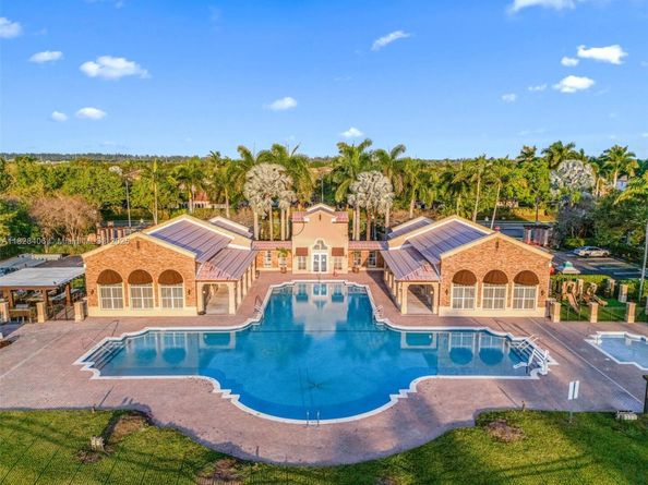 945 NE 34th Ave 103, Homestead FL 33033