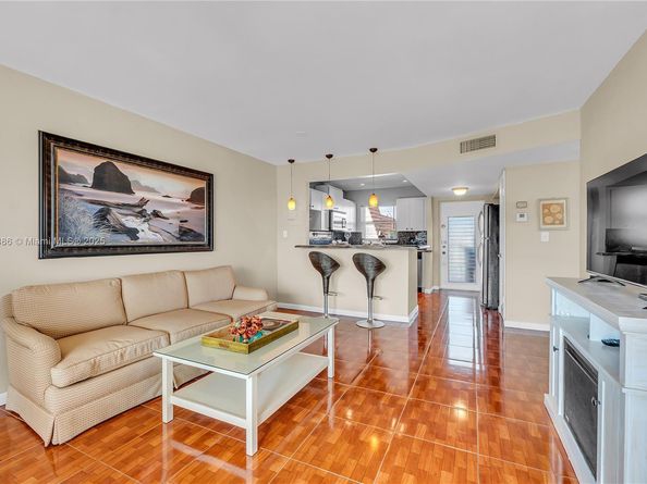 8950 Sunrise Lakes Blvd 311, Sunrise FL 33322