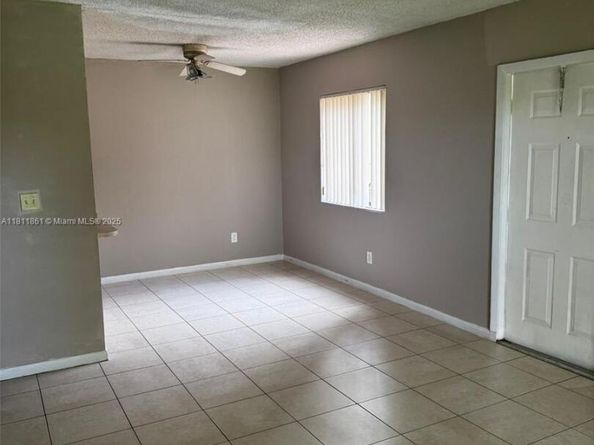 6023 10th Ave N 215, Green Acres FL 33463