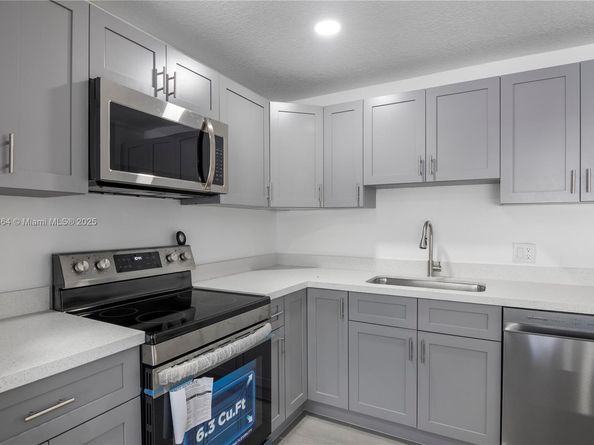 1750 NE 52nd St, Fort Lauderdale FL 33334