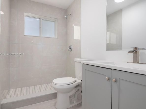 1750 NE 52nd St, Fort Lauderdale FL 33334