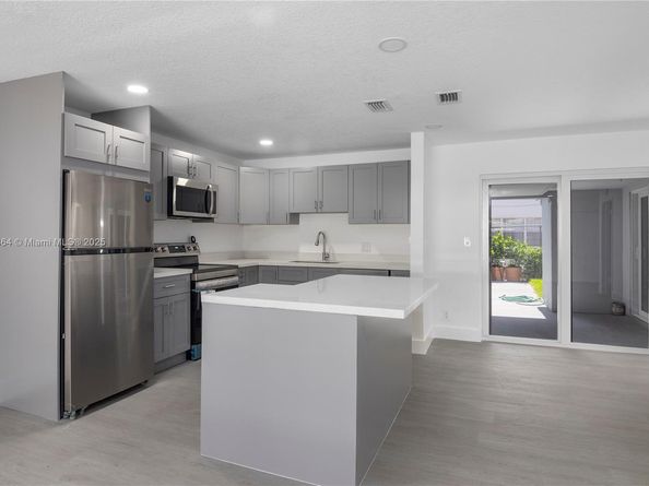 1750 NE 52nd St, Fort Lauderdale FL 33334