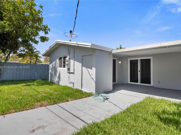 1750 NE 52nd St, Fort Lauderdale FL 33334