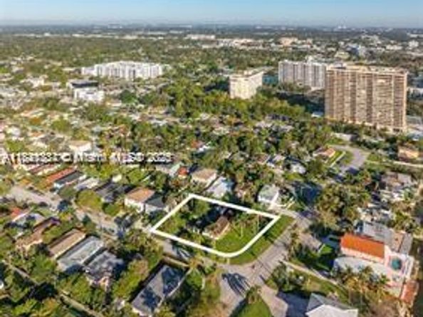 10900 N Bayshore Dr, Miami FL 33161