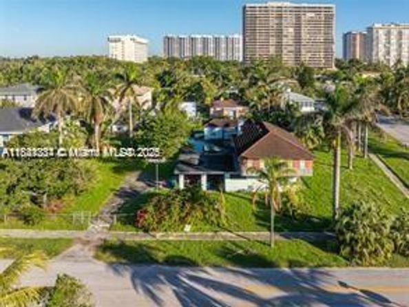 10900 N Bayshore Dr, Miami FL 33161