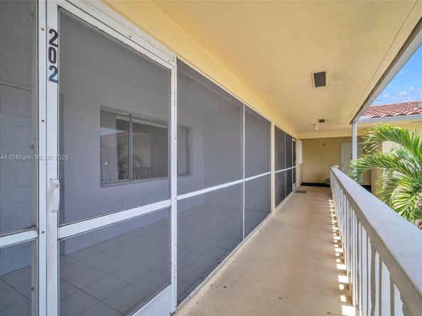 2101 NE 68th St Unit 202, Fort Lauderdale FL 33308