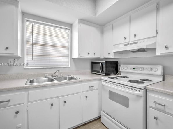 2101 NE 68th St Unit 202, Fort Lauderdale FL 33308