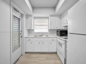 2101 NE 68th St Unit 202, Fort Lauderdale FL 33308