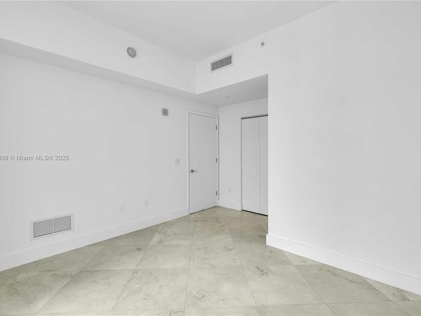 3131 NE 188th St 21005, Aventura FL 33180