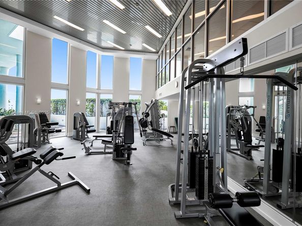3131 NE 188th St 21005, Aventura FL 33180