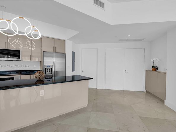 3131 NE 188th St 21005, Aventura FL 33180