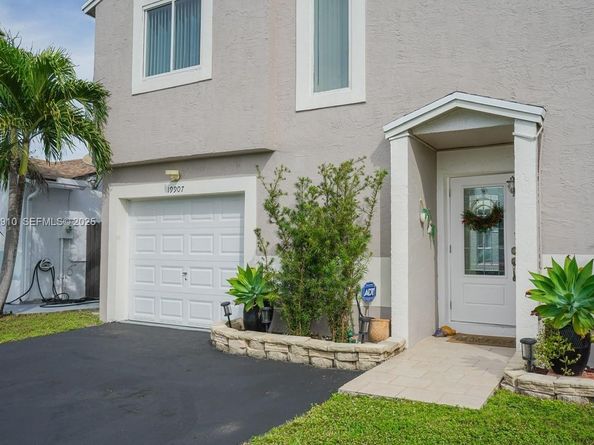 19907 NW 67th Ct, Hialeah FL 33015