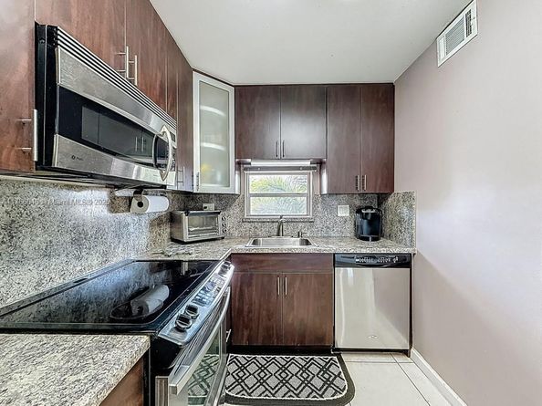 9411 N Hollybrook Lake Dr 304, Pembroke Pines FL 33025