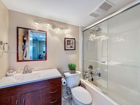 9411 N Hollybrook Lake Dr 304, Pembroke Pines FL 33025