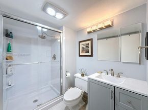 9411 N Hollybrook Lake Dr 304, Pembroke Pines FL 33025