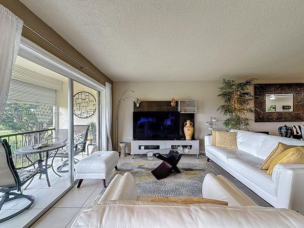 9411 N Hollybrook Lake Dr 304, Pembroke Pines FL 33025