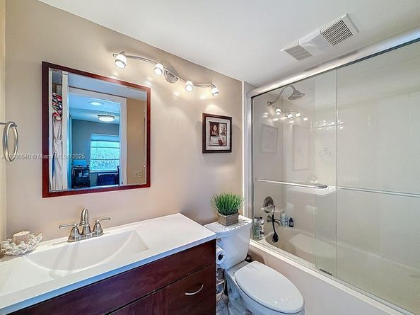 9411 N Hollybrook Lake Dr 304, Pembroke Pines FL 33025