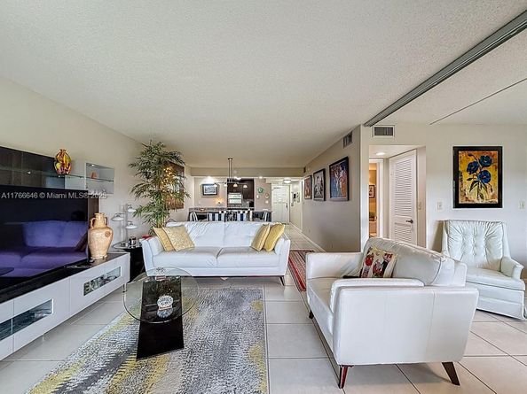 9411 N Hollybrook Lake Dr 304, Pembroke Pines FL 33025