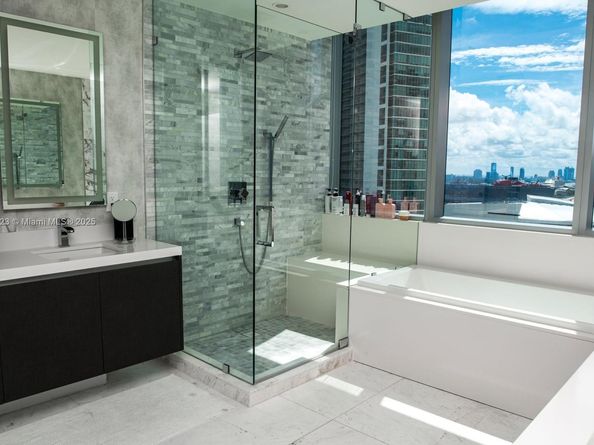 851 NE 1st Ave 1811, Miami FL 33132