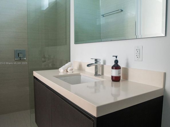 851 NE 1st Ave 1811, Miami FL 33132