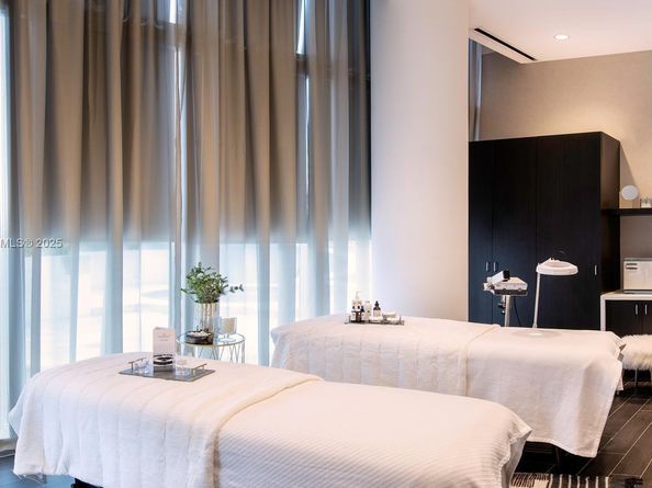 851 NE 1st Ave 1811, Miami FL 33132