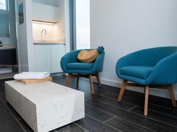 851 NE 1st Ave 1811, Miami FL 33132