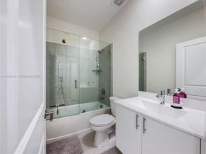 8206 NW 43rd St, Doral FL 33166