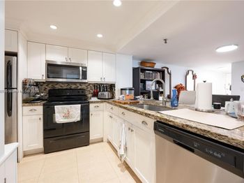1621 Collins Ave