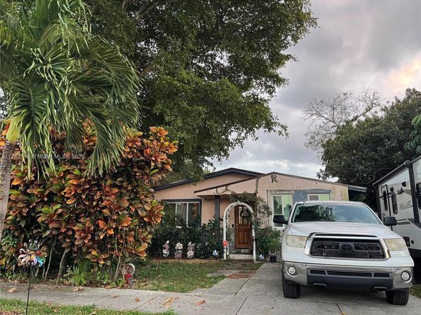 5708 SW 39th St, West Park FL 33023