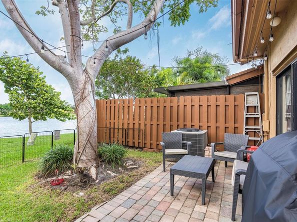 830 NW 79th Ter, Plantation FL 33324