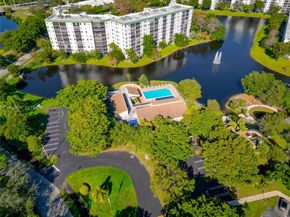 2302 S Cypress Bend Dr 306, Pompano Beach FL 33069