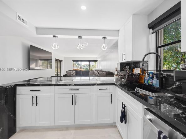 2302 S Cypress Bend Dr 306, Pompano Beach FL 33069