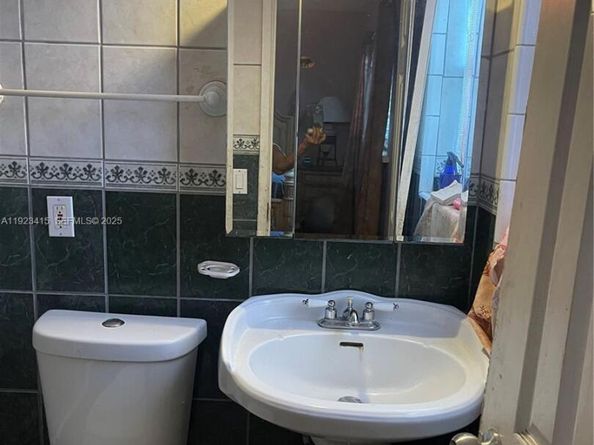 3880 NW 6th St, Lauderhill FL 33311