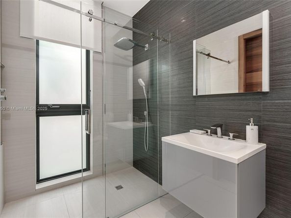 528 Lakeview Ct, Miami Beach FL 33140